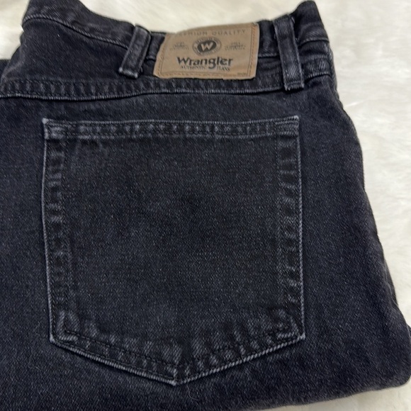 Wrangler 38 x 29 relaxed fit black used in excellent condition - Picture 11 of 12